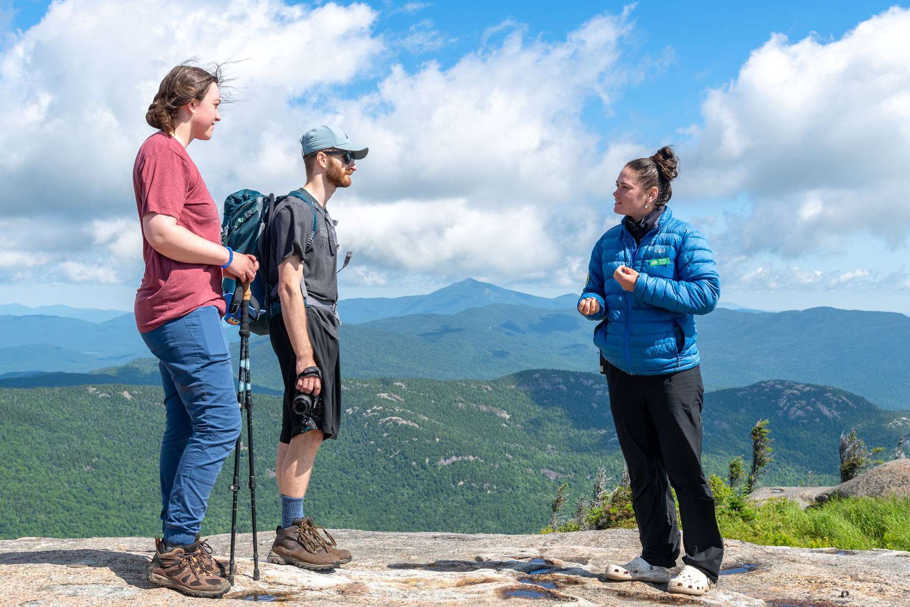 Cascade Mountain steward talking to hikers
