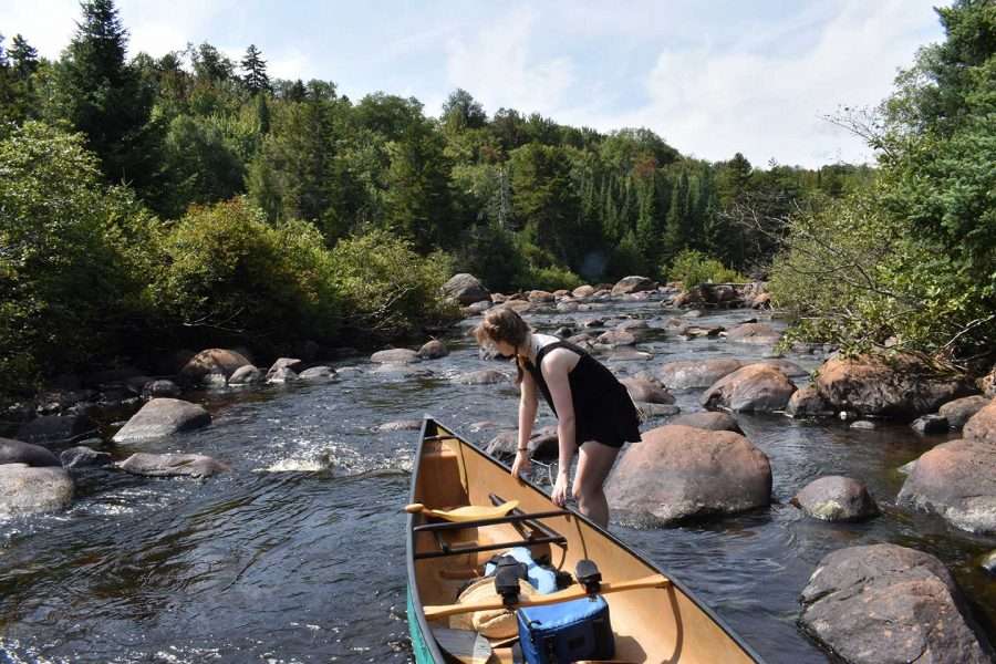 allée rocheuse herbe rivière