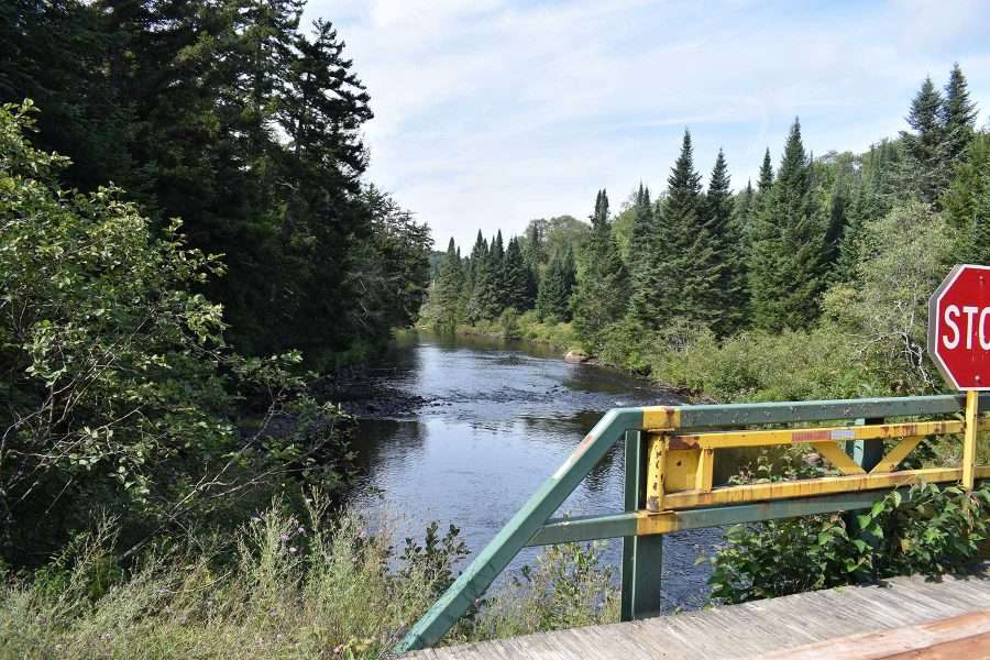 La partie la plus facile de la Grasse River Paddle est l'accès sur un pont le long de Spruce Mountain Road, à quatre milles en amont du sommet de Copper Rock Falls.