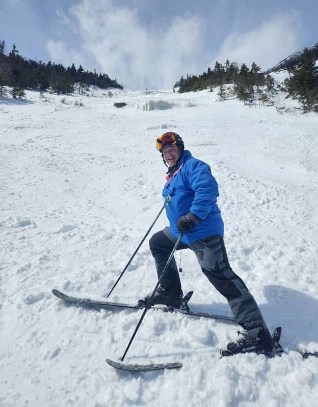 Homme avec des skis