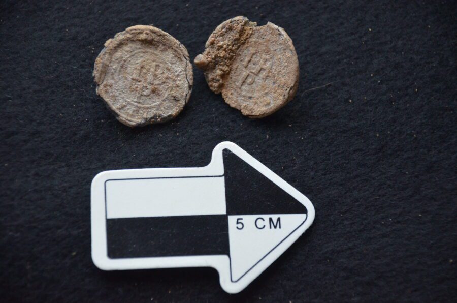Buttons from 18th-century human remains